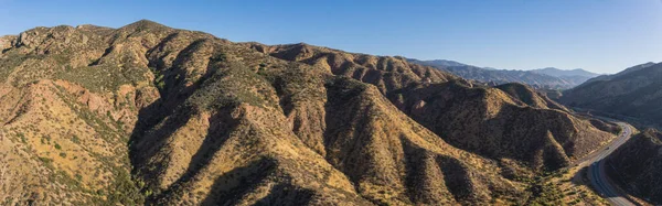 Güney Kaliforniya otoyolu boyunca çöl tepeleri