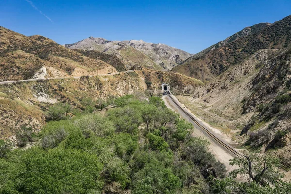 Çöldeki Yol ve Demiryolu Pisti