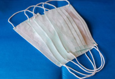 Coronavirus, COVID-19. Tıbbi yüz maskesi. Virüsten ve hastalıktan korunmak için tıbbi malzeme maskesi. Ağzı ve burnu kapatmak için yüz maskesi Grip virüsünün yayılmasını engeller