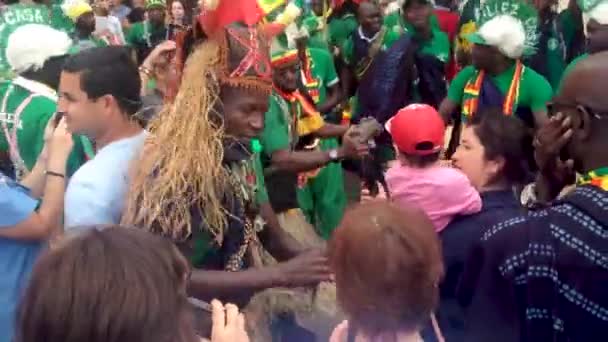 MOSCOW, RUSSIA - czerwiec 26, 2018: Fani reprezentacji Senegalu wykonują narodowe piosenki i tańce na Mistrzostwach Świata w Rosji 2018 — Wideo stockowe