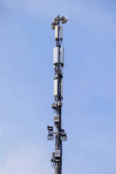 Telekommunikationsturm von 4G und 5G Mobilfunk. Basisstation von Cell Site. Funkübertragungsantennen-Sender. Telekommunikationsmast mit Antennen vor blauem Himmel — Stockfoto