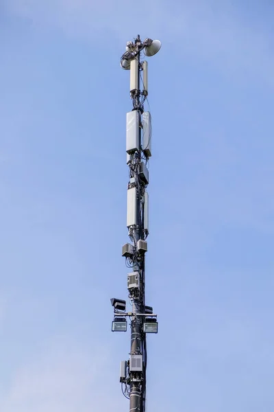 Telekomünikasyon kulesi 4G ve 5G hücresel. Hücre Alanı Üs İstasyonu. Kablosuz İletişim Anten Vericisi. Telekomünikasyon kulesi mavi gökyüzü arka planına karşı antenlerle