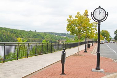 Yuvarlak sokak saat kutup