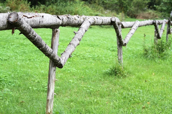 Dřevěný plot z kmenů stromů — Stock fotografie