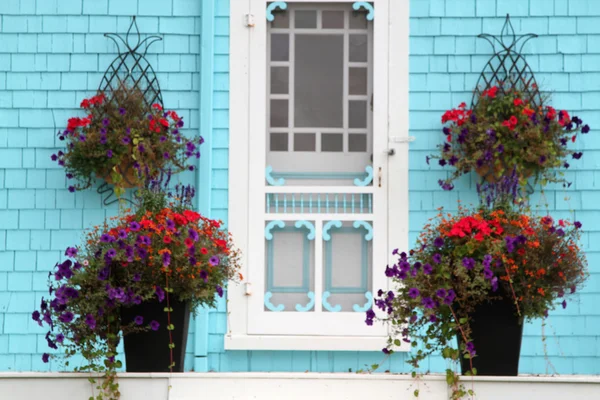 Porte blanche contre façade turquoise — Photo