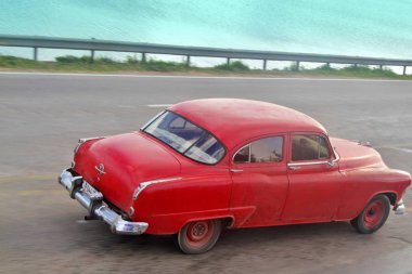 Varadero, Küba-Ocak 29, bir sokakta seyahat 2014 Vintage kırmızı araba