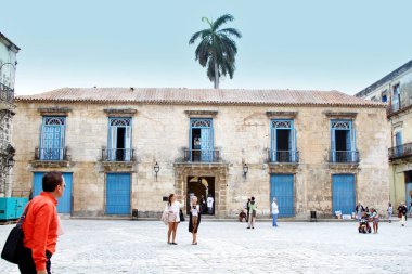 Havana Küba, 1 Ocak 2014: Mavi kapı ve pencereleri ile bir avluda mimari yapı