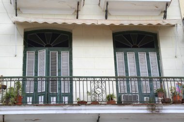 Havana Küba süslü korkuluk ve uzun pencere panelleri ile balkon