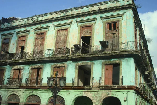 キューバ、ハバナの古い建築の緑の建物 — ストック写真