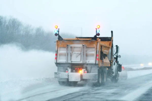 Lastbil plöjning i snöstorm — Stockfoto