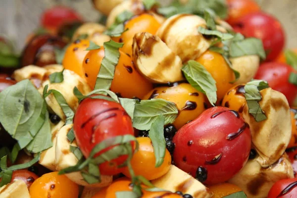 Frischer Salat mit Kirschtomaten, Kräutern und Balsamico-Essig — Stockfoto