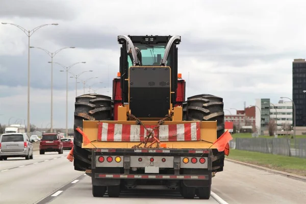 Traktor s velkými koly v ploché korálky — Stock fotografie