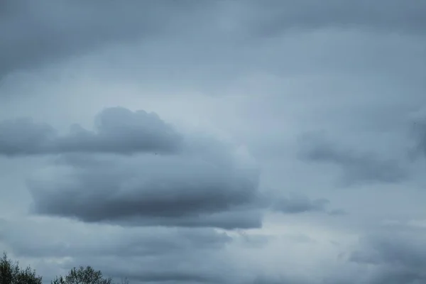 Awan abu-abu sebelum badai — Stok Foto