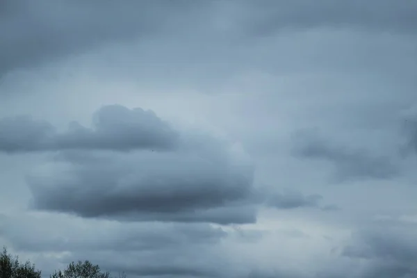 Grauer Himmel vor einem Sturm — Stockfoto