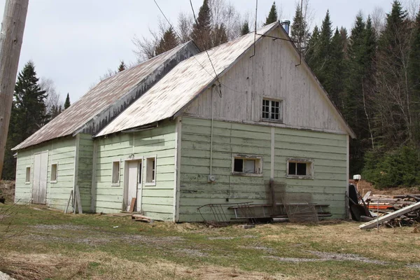 Attached green barns with sheds and rusted roofs — Stock Photo, Image