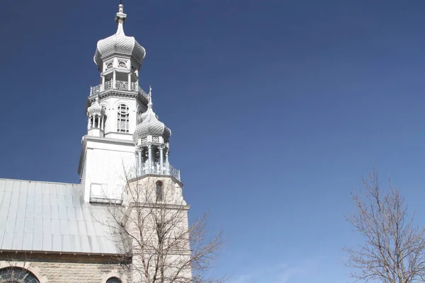 Architektonisches Detail auf der Spitze der Kirche von ste. anne des plaines, quebec — Stockfoto