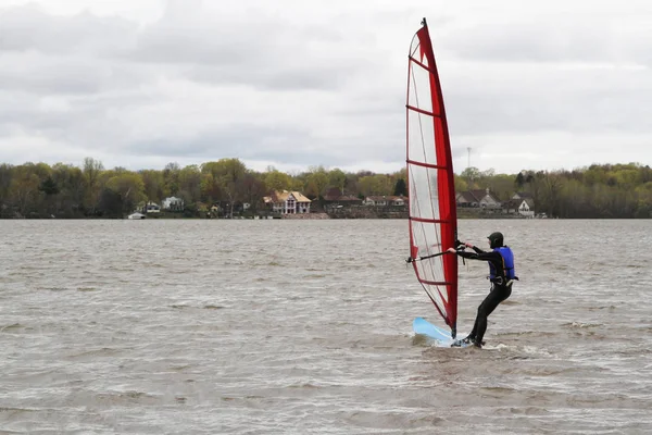 Homem windsurf em uma placa — Fotografia de Stock