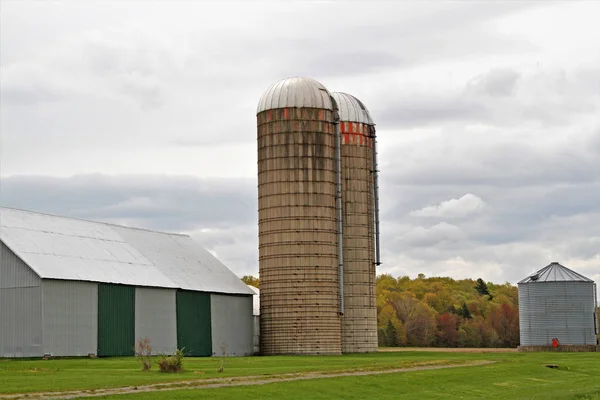 Barn with silos on a farm — Stock Photo, Image