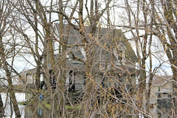 Casa alta sentado em águas de inundação — Fotografia de Stock