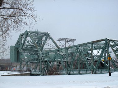 Köprü yapım aşamasındadır