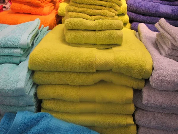 Renkli havlu ve banyo havlusu — Stok fotoğraf