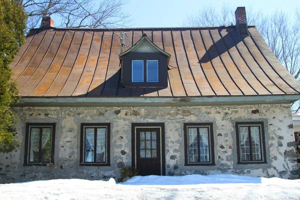 Casa do século com um telhado inclinado e dormer no centro — Fotografia de Stock