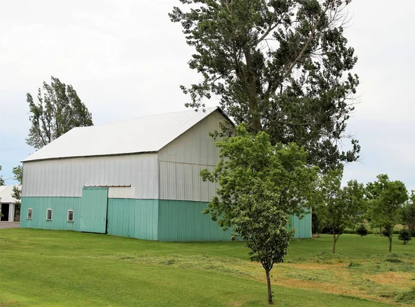 Two-toned colored barn in rural countryside — Stock Photo, Image