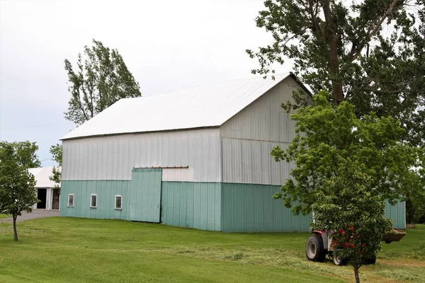 Two-toned colored barn in rural countryside — Stock Photo, Image