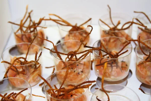 Ton balıklı sushi ve kızarmış patates dizeleri ile gözlük — Stok fotoğraf