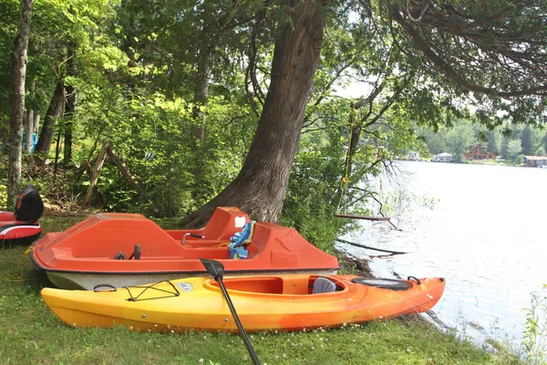 湖でのカヤックやペダルのボート — ストック写真