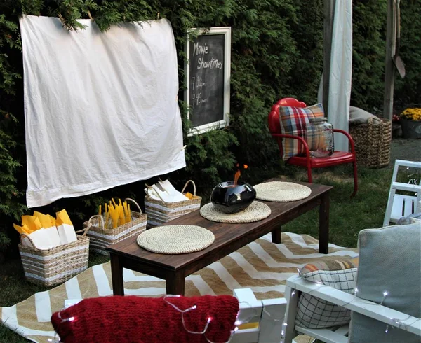 Preparado para ver una película al aire libre con comida y sillas — Foto de Stock