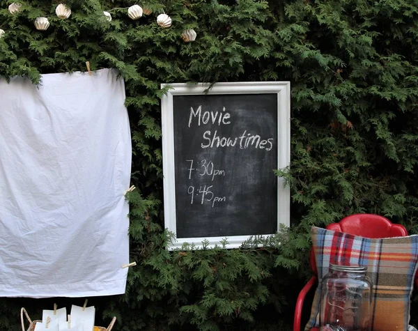 Préparé pour regarder un film en plein air avec de la nourriture et des chaises — Photo