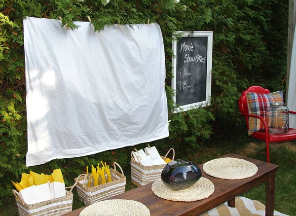 Preparado para ver una película al aire libre con comida y sillas —  Fotos de Stock