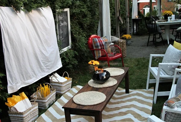 Ställa in för att titta på en film utomhus med mat och stolar — Stockfoto