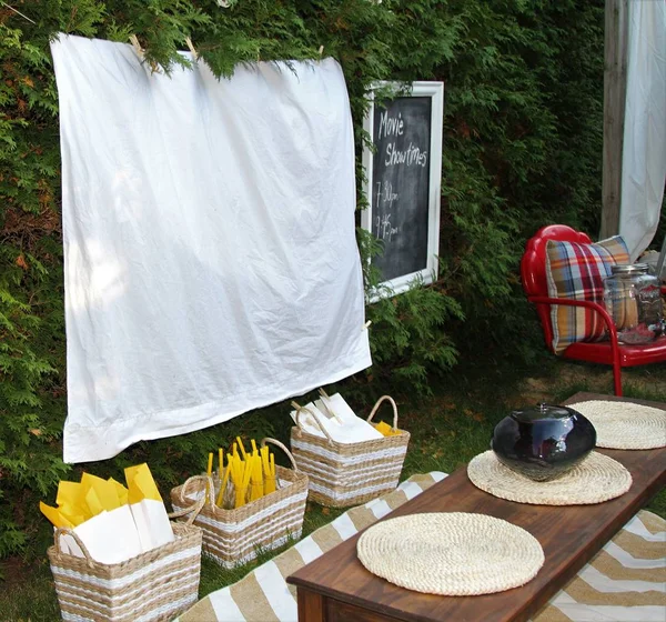 Preparado para ver una película al aire libre con comida y sillas —  Fotos de Stock