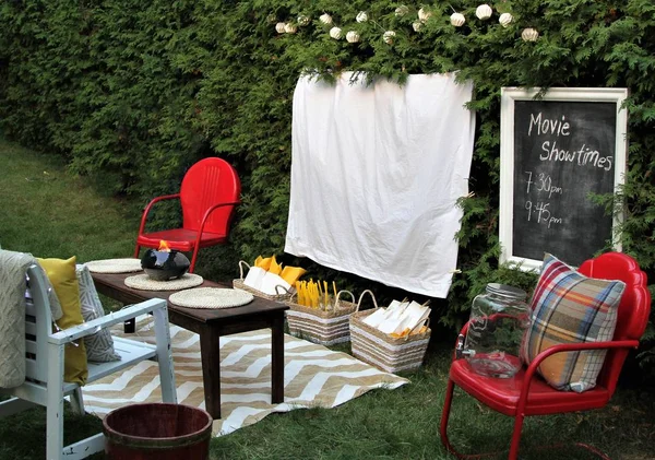 Ställa in för att titta på en film utomhus med mat och stolar — Stockfoto