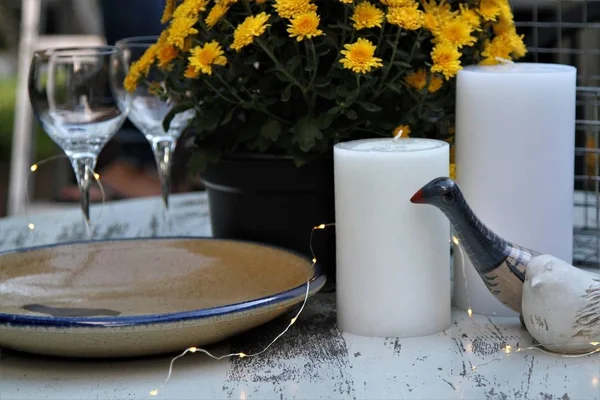 Primer plano de una pantalla de otoño al aire libre en una mesa redonda blanca — Foto de Stock