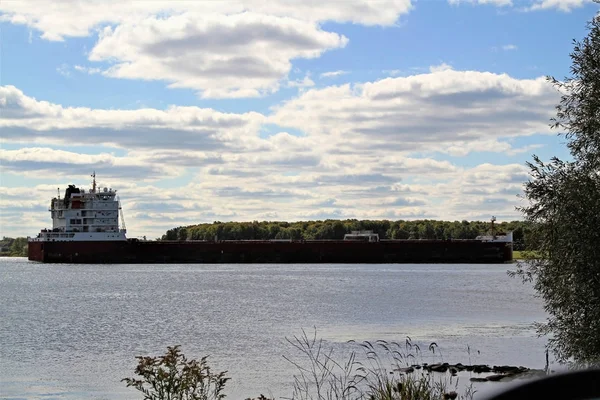 Long Cargo Déplaçant Long Une Voie Navigable — Photo