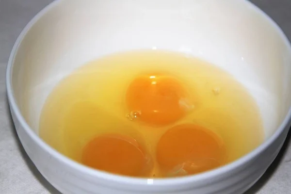 Üç kırık yumurta beyaz bir kase — Stok fotoğraf