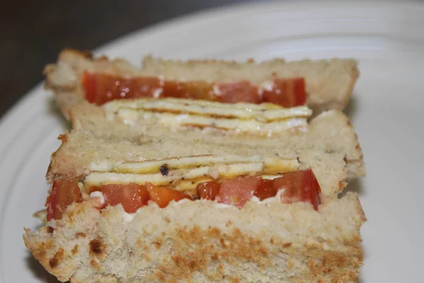 Sanduíche de ovo e tomate em pão torrado — Fotografia de Stock