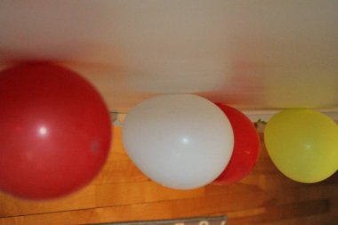 Tavanda kırmızı ve beyaz balonlar