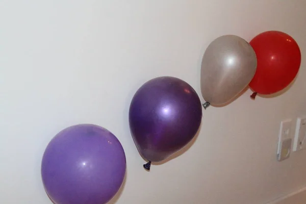 Ballonnen Tegen Een Muur — Stockfoto
