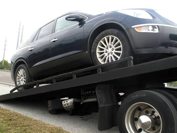 トラックの荷台上の車 — ストック写真