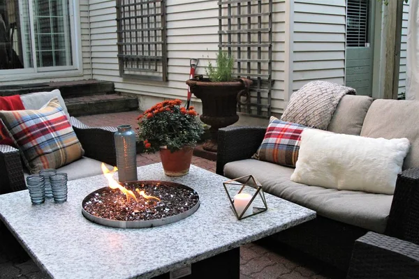 Outdoor Tafelschikking Rond Een Gasvuurkuiptafel Herfst — Stockfoto