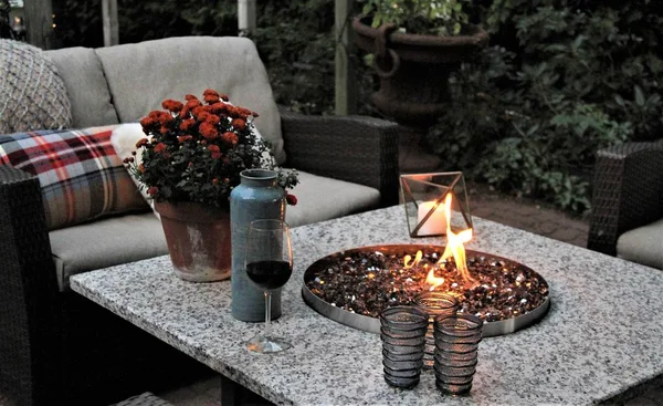 Outdoor Tafelschikking Rond Een Gasvuurkuiptafel Herfst — Stockfoto