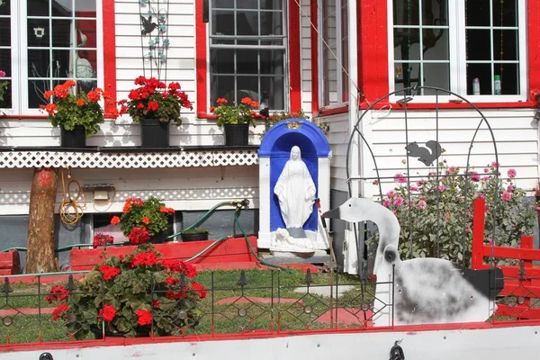 Casa Colorata Con Finiture Rosse Statua Religiosa Nel Cortile Anteriore — Foto Stock