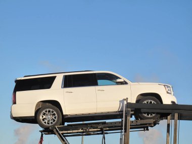 Araba bir platformda ve düz bir yatakta yükselir.