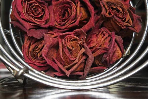 Сушеные Дикие Розы Металлической Корзине — стоковое фото