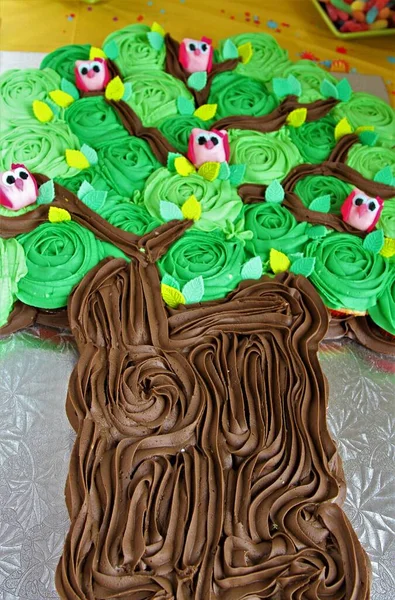 Cupcake Ciliegina Sull Albero Con Gufi — Foto Stock