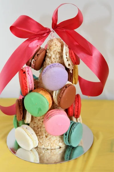 Assorted Macaroon Cookies Attached Rice Krispie Dome Bow Top — Stock Photo, Image